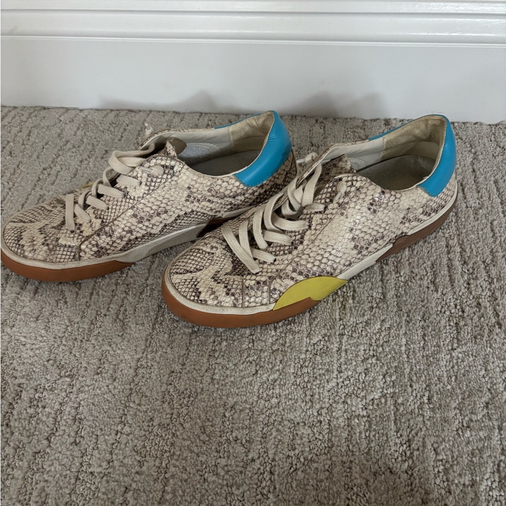 Dolce Vita woman’s 9.5 low rise, snakeskin sneaker